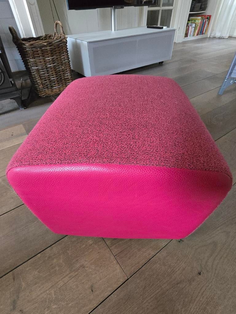Scylla Hoog Model Poef/Voetenbank - Roze/Fuchsia, Huis en Inrichting, Ophalen, Stof, Modern, Kleurrijk, 50 tot 75 cm