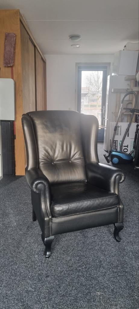 Jouw nieuwe troon: Klassieke zwarte oorfauteuil, Huis en Inrichting, Ophalen, Hout, 50 tot 75 cm