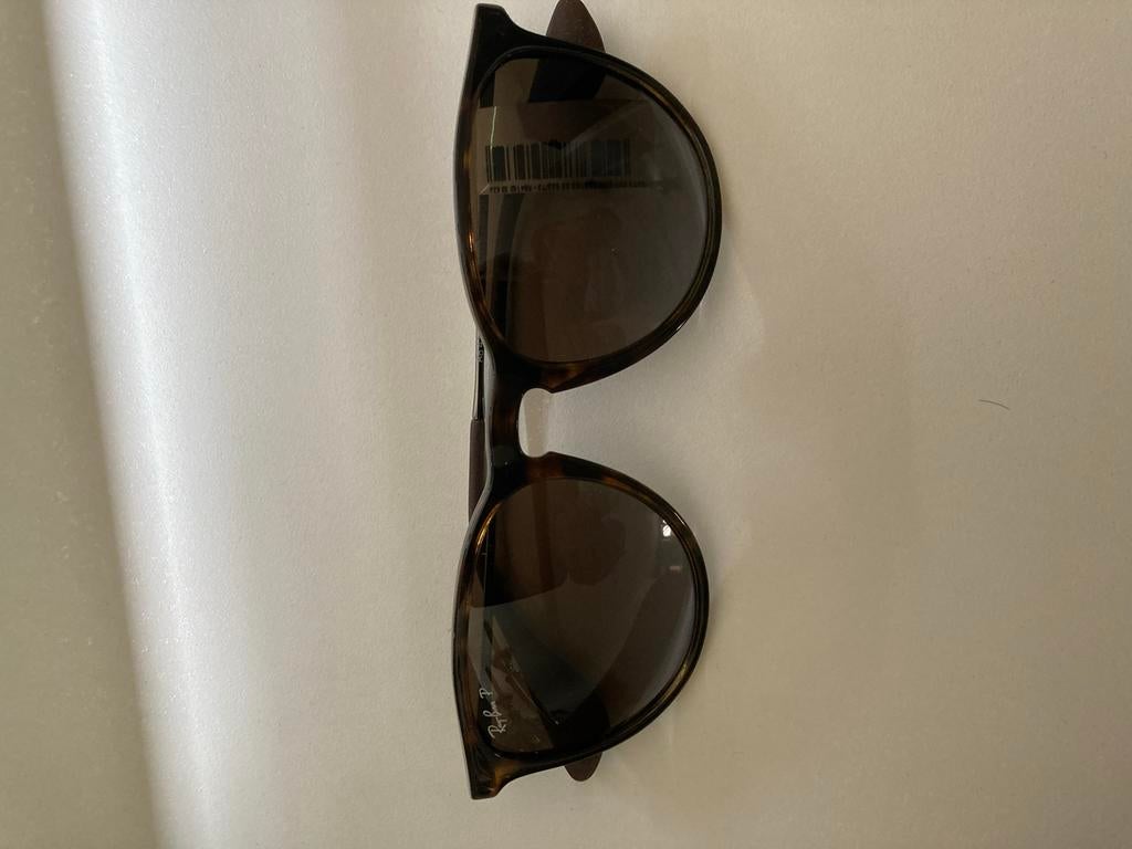 Nieuwe Ray-Ban Erika Zonnebril RB4171 710/T5 met accessoires, Sieraden, Tassen en Uiterlijk, Zonnebrillen en Brillen | Dames, Zonnebril