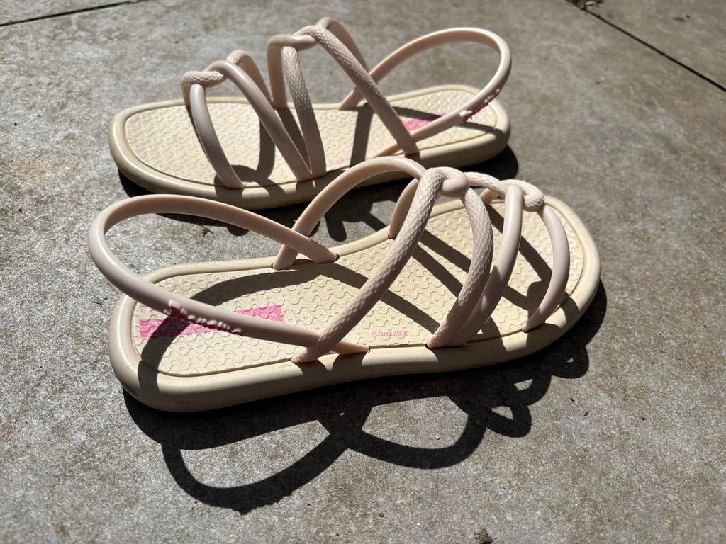 Ipanema sandalen maat 34/35 - Zo goed als nieuw, Kleding | Dames, Schoenen, Ophalen of Verzenden, Zo goed als nieuw, Beige, Sandalen of Muiltjes