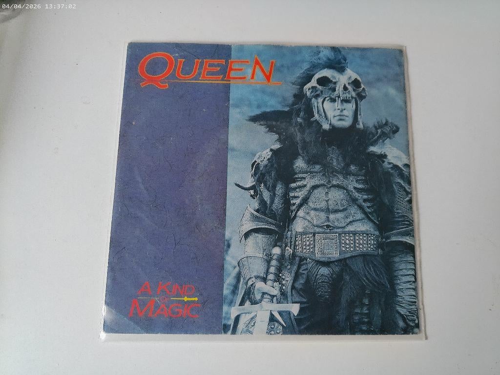 Queen - A kind of Magic / a dozen red roses for my darling, Gebruikt, 7 inch, Single, Ophalen of Verzenden