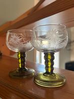 6 Duitse, geslepen wijnglazen met groene voet, Antiek en Kunst, Antiek | Glas en Kristal, Ophalen of Verzenden