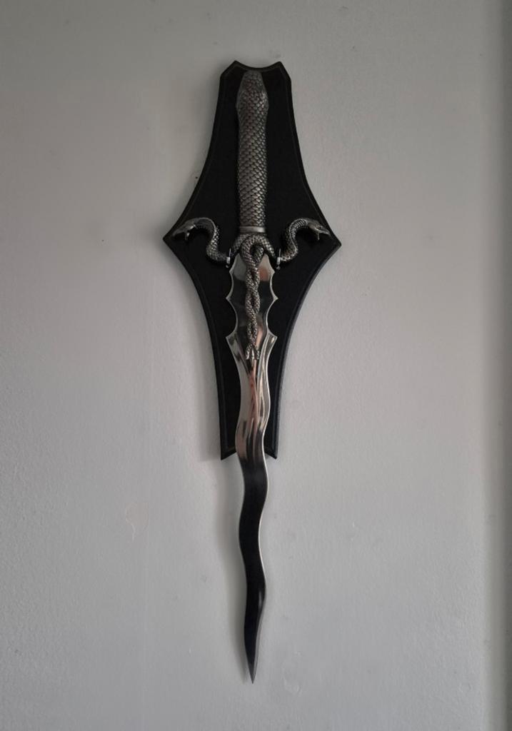 Snake dagger / slangen dolk met muurbevestiging, Hobby en Vrije tijd, Kostuums, Theaterbenodigdheden en LARP, Ophalen of Verzenden