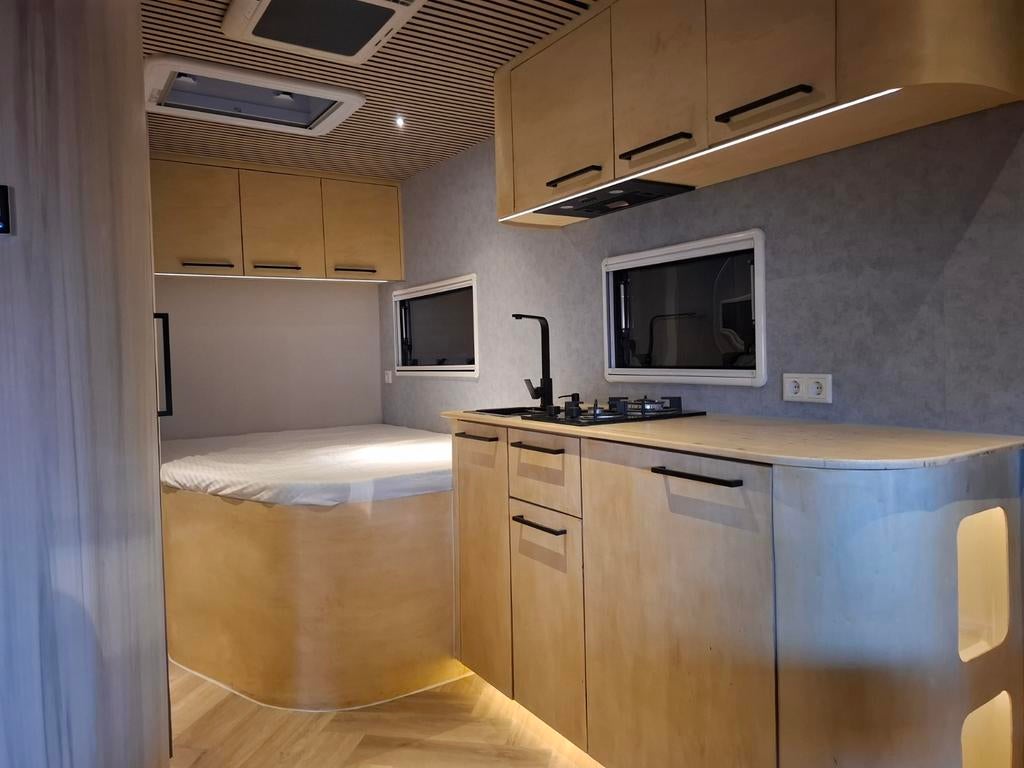 Ruime camper / buscamper. 4000km!, Caravans en Kamperen, Campers, Overige merken, Buscamper of Camperbus, Luifel, Afzuigkap