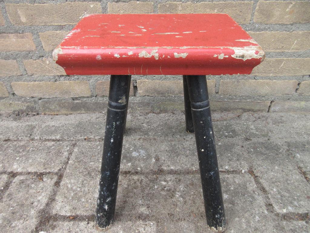 Antiek rood zwart melkkrukje bijzettafel plantentafel, Huis en Inrichting, Minder dan 45 cm, Minder dan 55 cm, Gebruikt, Ophalen of Verzenden