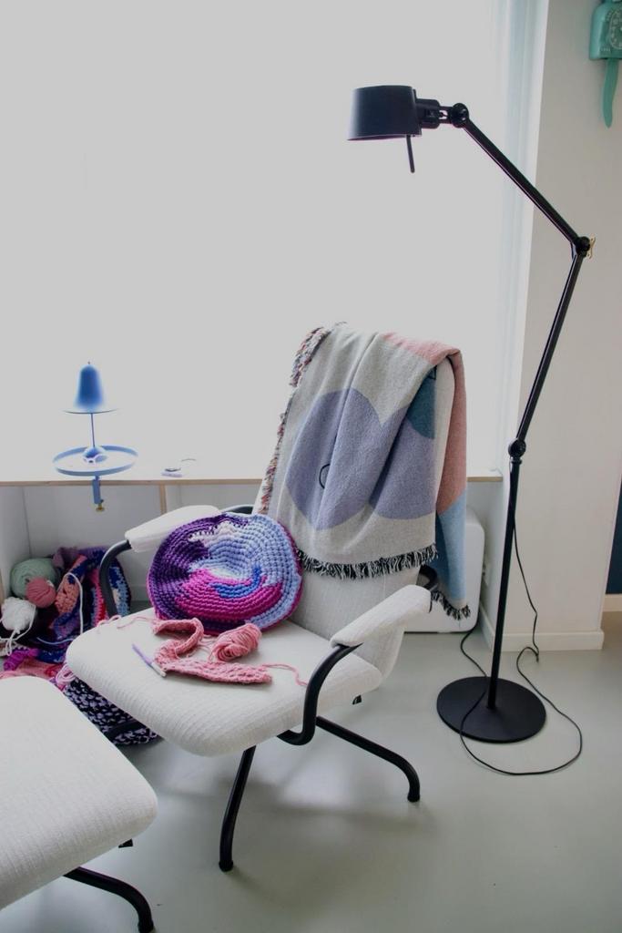 Tonone Bolt 2-Arm Zwarte vloerlamp met verstelbare arm, Huis en Inrichting, Lampen | Vloerlampen, Gebruikt, 150 tot 200 cm, Metaal