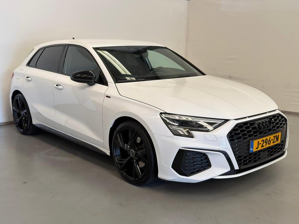 Audi A3 Sportback 30 TFSI Black Edition / S Line / Virtual /, 1195 kg, Gebruikt, Leder en Stof, Wit
