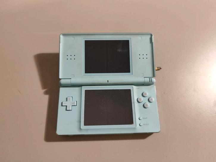 Nintendo DS Lite Ice Blue (KOR) met spelkaartje (geen lader), Spelcomputers en Games, Spelcomputers | Nintendo DS, Gebruikt, DS Lite
