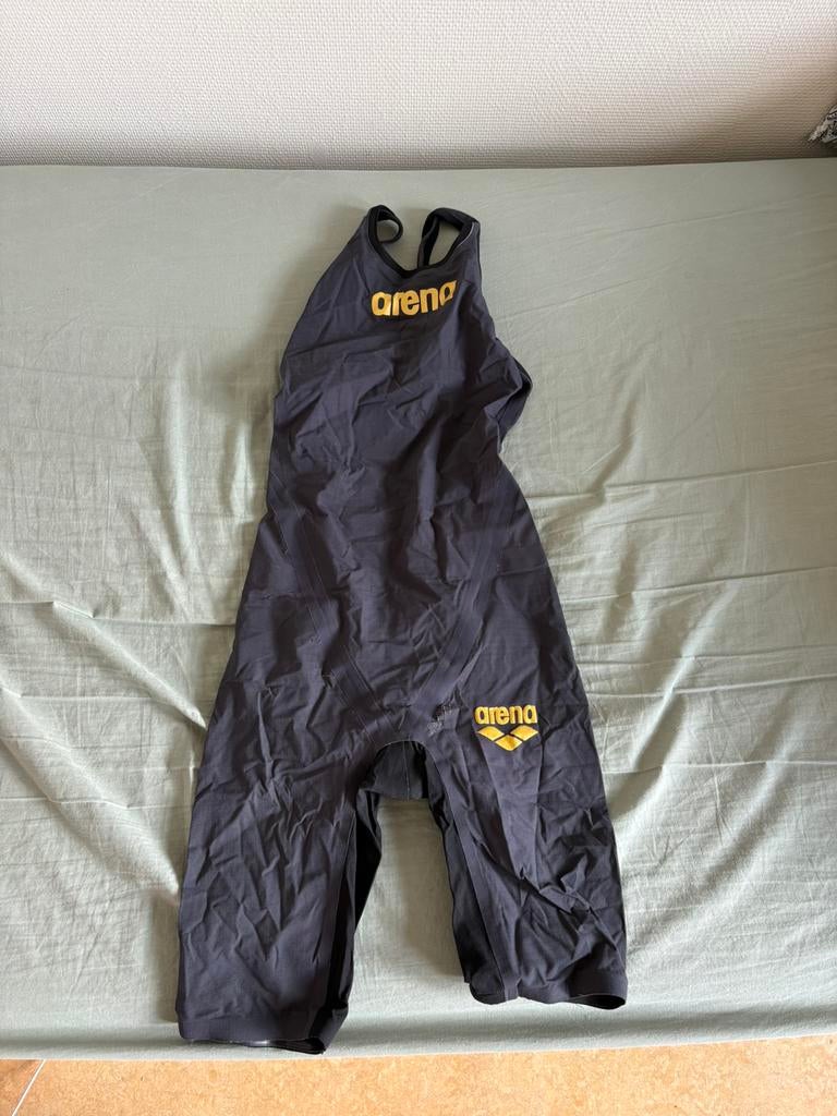 Arena carbon black gold, Ophalen of Verzenden, Zo goed als nieuw, Dame