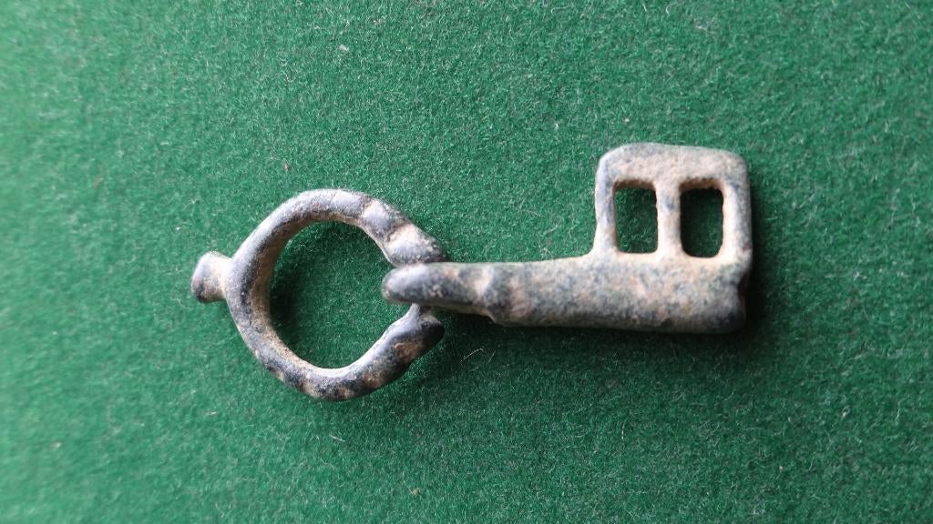 Bodemvondst Romeinse sleutel Zeer klein type, Ophalen of Verzenden, Brons