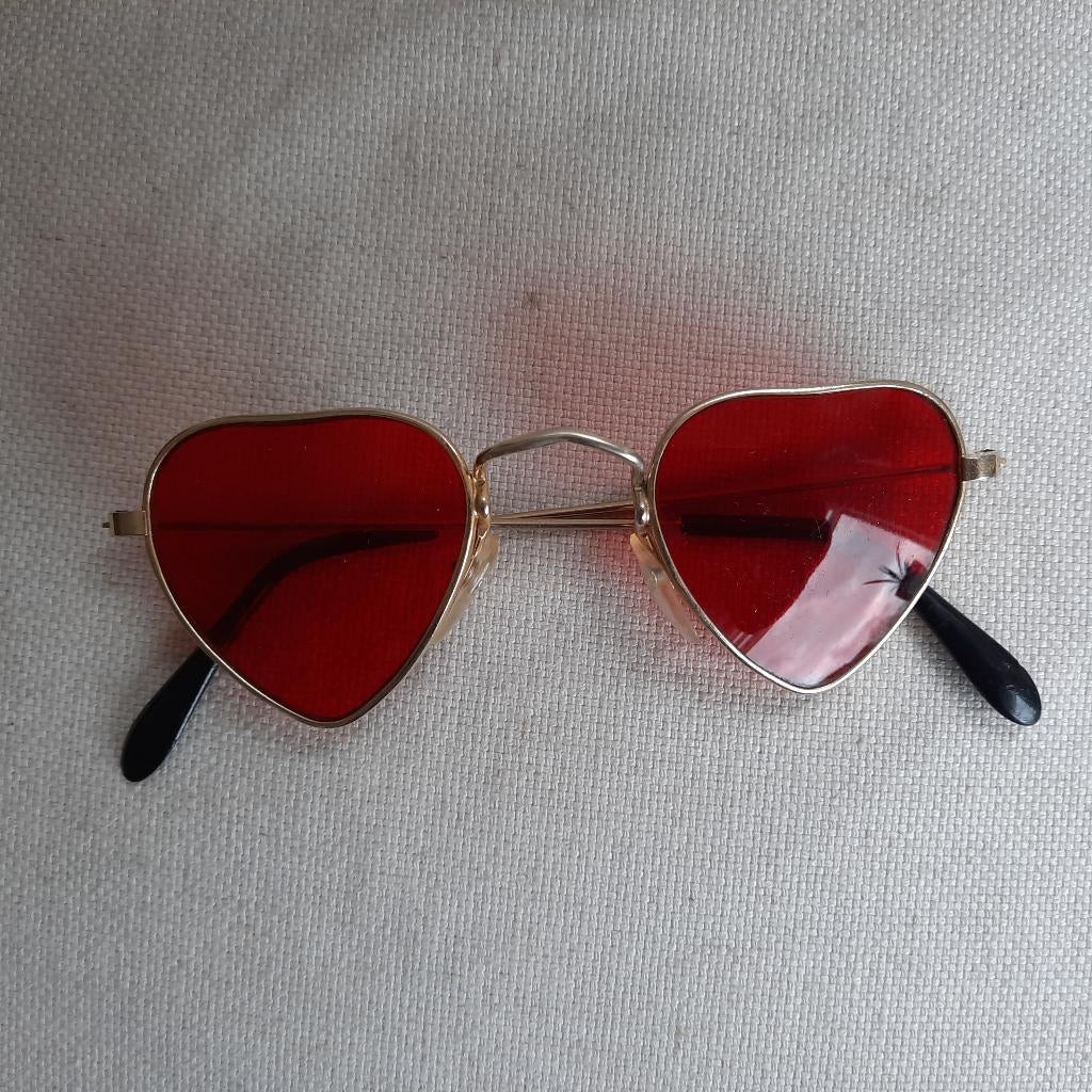 Festival Zonnebril met rode hartjes, Ophalen of Verzenden, Nieuw, Rood, Overige merken