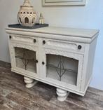 Brocante wit kastje dressoir met glas-in-lood deurtjes, Huis en Inrichting, Kasten | Dressoirs, Ophalen, 50 tot 100 cm, 25 tot 50 cm