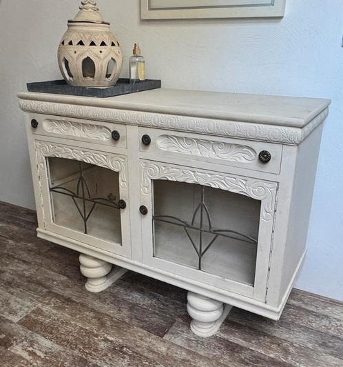 Brocante wit kastje dressoir met glas-in-lood deurtjes, Huis en Inrichting, Kasten | Dressoirs, Zo goed als nieuw, 50 tot 100 cm
