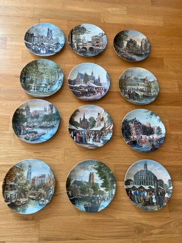 Mooie serie porseleinen bordjes “De Marktpleinen in Holland” beschikbaar voor biedingen