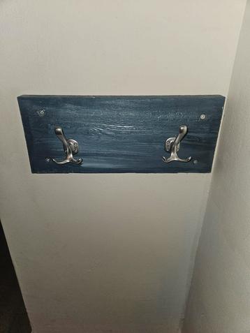 Houten Wandkapstok met 2 Haken beschikbaar voor biedingen