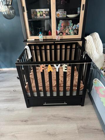 Babybox zwart met lade beschikbaar voor biedingen