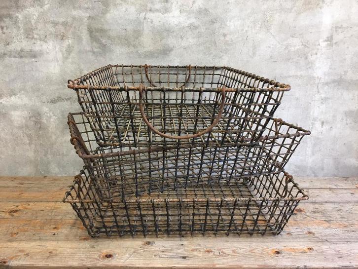 Grote metalen oestermand met handvatten / per stuk te koop, Huis en Inrichting, Woonaccessoires | Schalen en Manden, Gebruikt