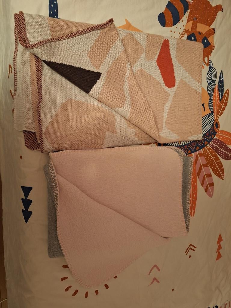 2 katoen Wiegdekens: Petite Amelie (Bio) & Meyco Roze/Grijs, Ophalen of Verzenden, Zo goed als nieuw, 85 tot 100 cm, Deken