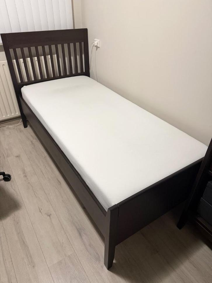 IKEA IDANÄS Bedframe 90x200 Donkerbruin – uitstekende staat, Huis en Inrichting, Slaapkamer | Bedden, Zo goed als nieuw, Eenpersoons