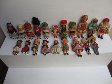 Doos vol oude vintage Celluloid klederdracht poppetjes  beschikbaar voor biedingen