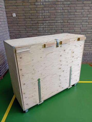 Houten bak afsluitbaar op wielen beschikbaar voor biedingen