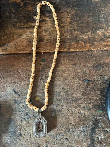 Zilveren  Boeddha gebedsdoos hanger aan benen skull ketting beschikbaar voor biedingen