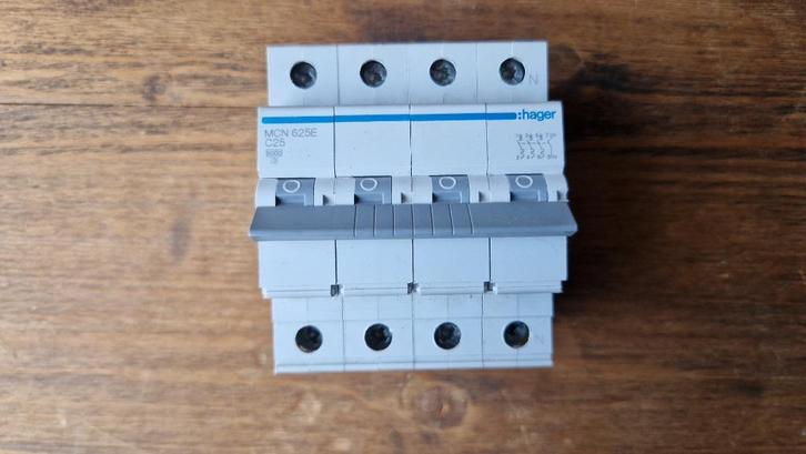 Hager C25 automaat 3p+n MCN625E, Hobby en Vrije tijd, Elektronica-componenten, Zo goed als nieuw, Ophalen