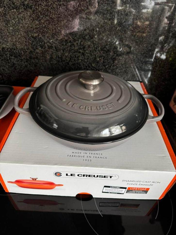 Le Creuset Gietijzer Signature Campagnard 26 cm Flint, nieuw, Huis en Inrichting, Keuken | Servies, Nieuw, Kop(pen) en/of Schotel(s)