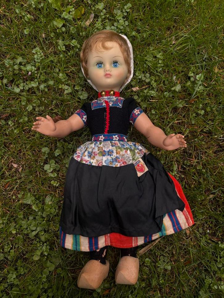 Unieke Nederlandse Klederdracht Pop - Museumstuk, Kinderen en Baby's, Speelgoed | Poppen, Gebruikt, Overige typen, Ophalen of Verzenden