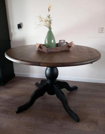€350! Uitschuifbare eettafel met 4 kuipstoelen, leatherlook. beschikbaar voor biedingen