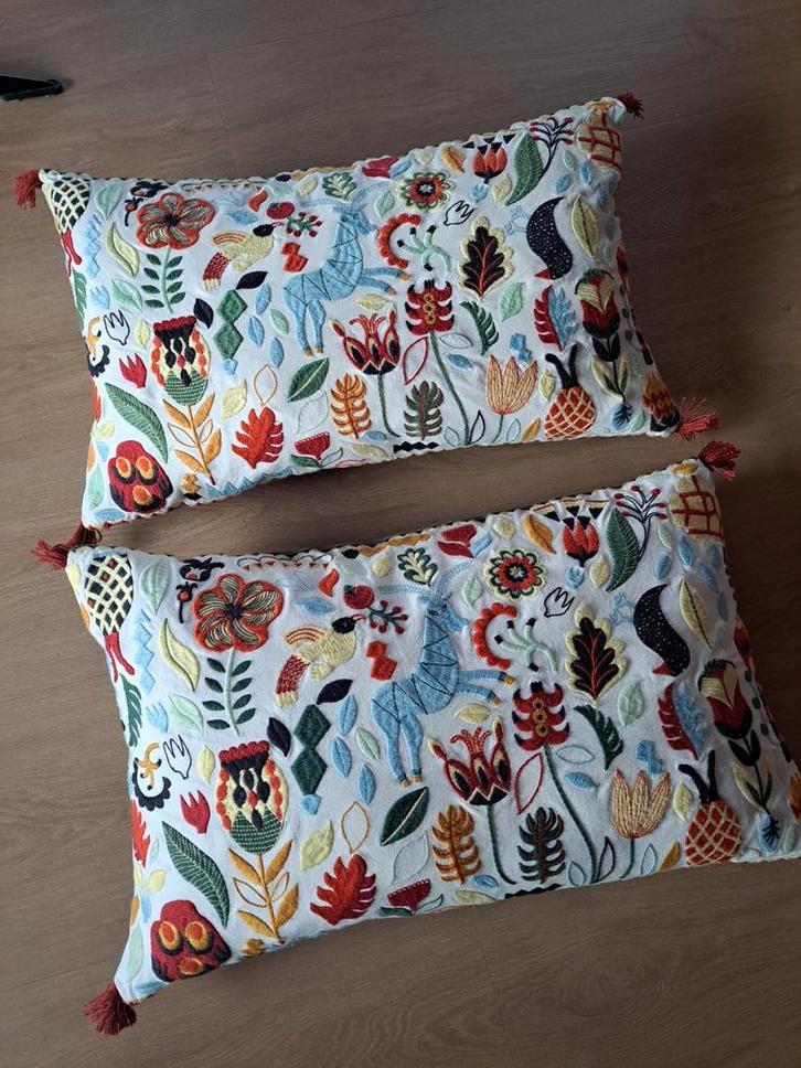 Decoratieve kussens met borduurwerk van Ikea - Set van 2, Huis en Inrichting, Woonaccessoires | Kussens, Zo goed als nieuw, Wit