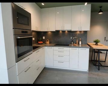 Hoogglans witte hoekkeuken, 2.2x2.7m beschikbaar voor biedingen