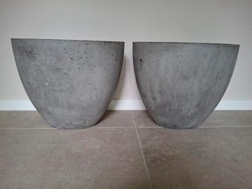 2 ovalen betonnen bloempotten beschikbaar voor biedingen