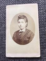 CDV, Vrouw, P. Vlaanderen, Alkmaar, zeer oud, dun karton, Verzamelen, Foto's en Prenten, Gebruikt, Foto, Voor 1940, Verzenden