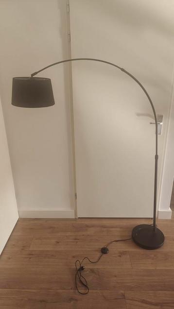 Zwarte boog vloerlamp beschikbaar voor biedingen