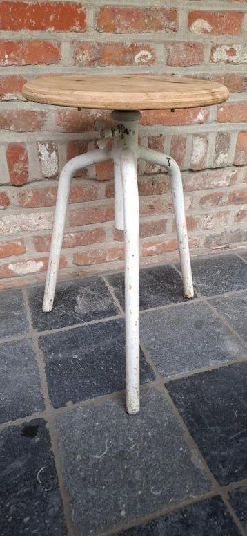Vintage industriël metalen krukje/kruk beschikbaar voor biedingen