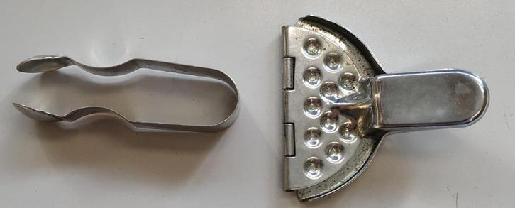 Te Koop: Een Aardbei-ontkroner en Citroenschil-knijper., Huis en Inrichting, Keuken | Keukenbenodigdheden, Gebruikt, Ophalen of Verzenden