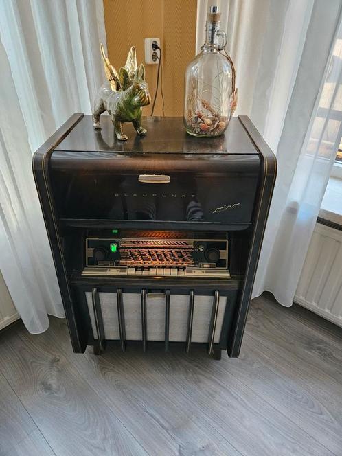 Prachtig gerestaureerd radiomeubeltje van blaupunkt, Antiek en Kunst, Antiek | Tv's en Audio, Ophalen