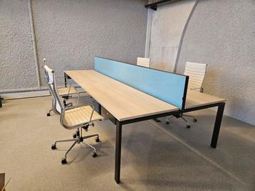 3 sets van 4 bureaus eventueel met stoelen beschikbaar voor biedingen