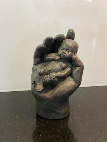 Geert Kunen 1980’s | Bronskleurig Beeld Baby in Hand