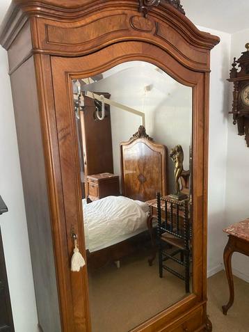 Antieke Spiegelkast voor de Slaapkamer beschikbaar voor biedingen