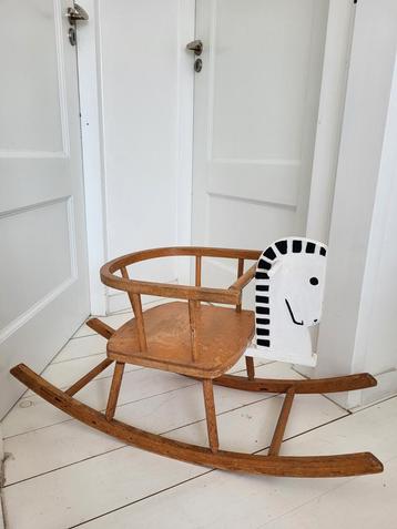 Vintage houten hobbelpaard beschikbaar voor biedingen