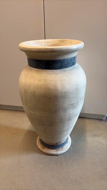 Mooie hoge stenen bloempot / plantenbak / vintage beschikbaar voor biedingen