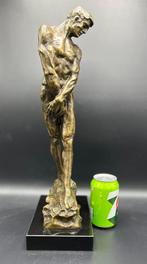 Groot bronzen beeld op een marmeren voet van mannelijk naakt, Ophalen of Verzenden