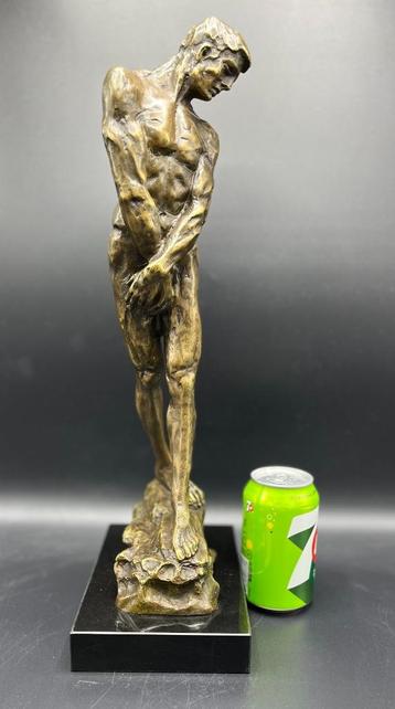 Groot bronzen beeld op een marmeren voet van mannelijk naakt beschikbaar voor biedingen