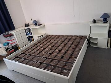 Complete Bedombouw 180 cm breed x 200 cm lang+Nachtkastjes beschikbaar voor biedingen