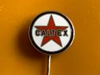 Emaille speldje Caltex oliemaatschappij benzine auto, Verzamelen, Speldjes, Pins en Buttons, Ophalen of Verzenden, Gebruikt, Transport