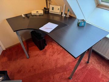 Bureau voor in een hoek met ladenkastje en bureau stoel