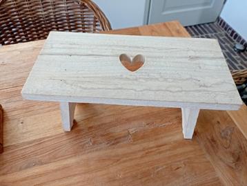 vensterbankkrukje licht hout met hartje beschikbaar voor biedingen