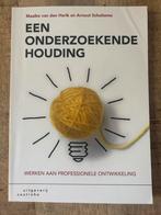 Maaike van den Herik - Een onderzoekende houding, Boeken, Maaike van den Herik; Arnout Schuitema, Ophalen of Verzenden, Zo goed als nieuw